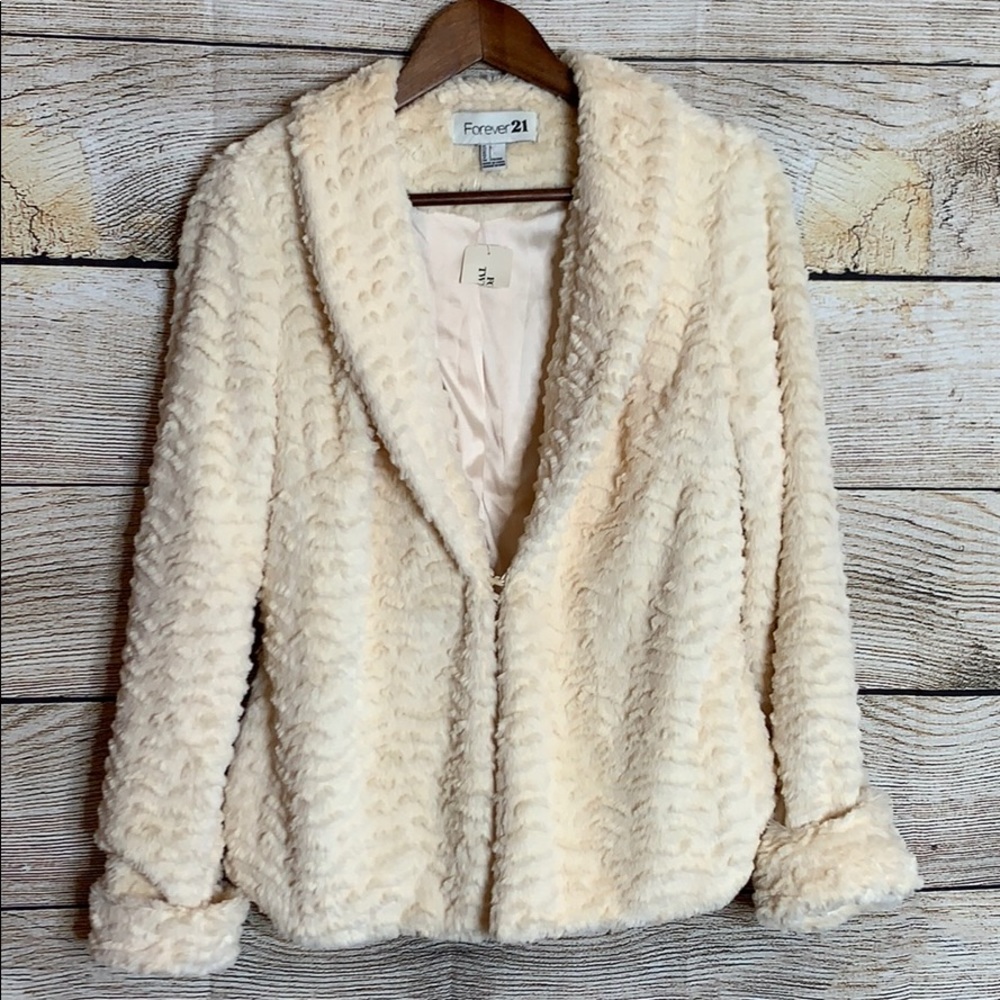 Forever 21 Cream Faux Fur Coat. NWT Large